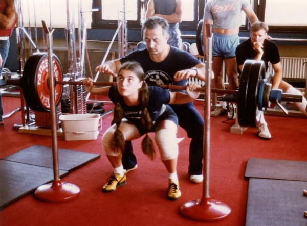 Die spätere Vize-Europameisterin im Kraftdreikampf, Elke Mack, mit ihrem Vater und Trainer Adolf Mack. (Foto: Sammlung Steinmüller)